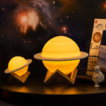 ⁦Lampe LED imprimée en 3D saturne⁩ - الصورة ⁦2⁩