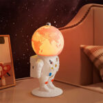 ⁦Lampe Astronaute lunaire avec télécommande et LED 16 couleurs – مصباح رجل الفضاء⁩ - الصورة ⁦3⁩