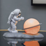 ⁦Astronaute Veilleuse Décoration De Bureau Lune Spaceman Résine⁩ - الصورة ⁦2⁩