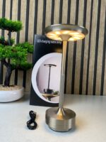 ⁦Lampe de table rechargeable sans fil finition de haute qualité LED 3 couleurs – مصباح ديكور بعدة درجات ضوئية⁩ - الصورة ⁦6⁩