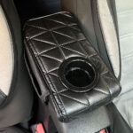 ⁦Coussin d’accoudoir de voiture avec porte-gobelet V2 – وسادة منظم الأغراض في السيارة⁩ - الصورة ⁦2⁩