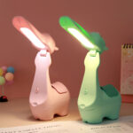 ⁦Lampe Veilleuse Lama Mignonne LED avec Porte-stylo – مصباح على شكل لاما لمكتب الأطفال⁩ - الصورة ⁦6⁩