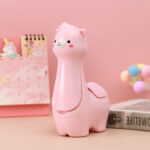⁦Lampe Veilleuse Lama Mignonne LED avec Porte-stylo – مصباح على شكل لاما لمكتب الأطفال⁩ - الصورة ⁦4⁩
