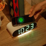 ⁦Horloge numérique LED et Chargeur Sans Fil GH9000 – ساعة منبه وشاحن لاسلكي⁩ - الصورة ⁦2⁩