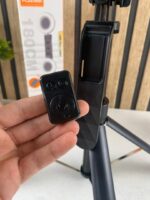 ⁦Trépied perche à selfie PLOKAMA avec deux lumières LED et télécommande sans fil 4en1 – حامل هاتف وعصى سيلفي قابل للتمدد مع إضاءة مدمجة⁩ - الصورة ⁦9⁩