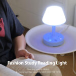 ⁦Lampe de table avec port USB à intensité variable 3 couleurs – مصباح ومقبس طاقة⁩ - الصورة ⁦2⁩