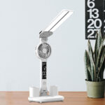 ⁦Lampe de bureau LED à double tête avec ventilateur et Horloge – مصباح مكتب مع منبه ومروحة مدمجة⁩ - الصورة ⁦4⁩