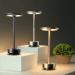 ⁦Lampe de table rechargeable sans fil finition de haute qualité LED 3 couleurs – مصباح ديكور بعدة درجات ضوئية⁩ - الصورة ⁦2⁩