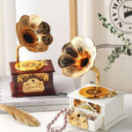 ⁦Phonographe trompette dorée et boîte à Bijoux Décorative – صندوق موسيقي⁩ - الصورة ⁦3⁩