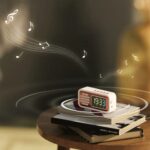 ⁦Réveil Bluetooth Rétro avec Haut-Parleur et Fonction IPX5 – ساعة منبه بلوتوث مع مكبر صوت⁩ - الصورة ⁦3⁩