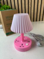 ⁦Lampe de table avec port USB à intensité variable 3 couleurs – مصباح ومقبس طاقة⁩ - الصورة ⁦9⁩