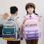 ⁦Sac à Dos Enfant Space Design Ludique Multi-Poches Gris – حقيبة مدرسية للأطفال لون رمادي⁩ - الصورة ⁦3⁩