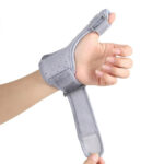 ⁦Attelle de Protection Réglable et Respirant pour le Pouce – ضمادة إصبع الكبير⁩ - الصورة ⁦4⁩