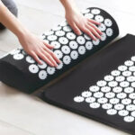 ⁦Coussin et Tapis Massage en Polymère d’acupression avec Sac de Rangement – بساط تدليك مع وسادة وحقيبة متنقلة⁩ - الصورة ⁦2⁩