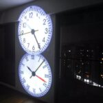 ⁦Projecteur horloge mural HD Rotation à 180 degrés 2 mode et 4 couleur⁩ - الصورة ⁦3⁩