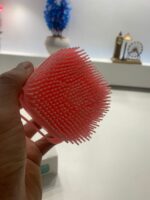 ⁦Brosse de Nettoyage et Distributeur De Shampoing en Silicone – فرشاة الحمام من السيليكون⁩ - الصورة ⁦6⁩