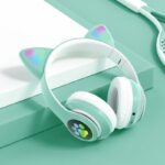 ⁦Casque stéréo Bluetooth sans fil oreilles de chat électroluminescents avec support carte TF⁩ - الصورة ⁦4⁩