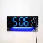 ⁦Horloge Numérique Murale et Table LED à Éclairage Bleu Inférieur – ساعة رقمية للحائط و المكتب بإضاءة سفلية زرقاء⁩ - الصورة ⁦2⁩