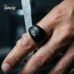 ⁦Anneau de Zikr Étanche avec Écran OLED iTasbih Faith+ Black - خاتم التسبيح الذكي المقاوم للماء بـ5 مقاسات⁩ - الصورة ⁦2⁩