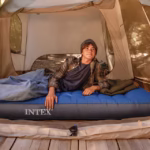 ⁦Matelas de Camping Intex TruAire Twin Technologie Fiber-Tech avec Pompe USB150 - فرشة التخييم الهوائية الفاخرة مع مضخة ومسند رأس⁩ - الصورة ⁦8⁩