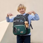 ⁦Sac à Dos Scolaire Delta Design Ergonomique avec Trousse et Pendentif Ours Inclus Gris SACKDS35GR - حقيبة ظهر مدرسية عصرية مع مقلمة مدمجة⁩ - الصورة ⁦2⁩