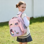 ⁦Sac à Dos Scolaire Delta Design Ergonomique avec Trousse et Pendentif Ours Inclus Rose SACKDS35RS - حقيبة ظهر مدرسية عصرية مع مقلمة مدمجة⁩ - الصورة ⁦2⁩