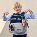 ⁦Sac à Dos Scolaire Delta Design Ergonomique avec Trousse et Pendentif Ours Inclus Bleu Nuit SACKDS35BLN - حقيبة ظهر مدرسية عصرية مع مقلمة مدمجة⁩ - الصورة ⁦2⁩